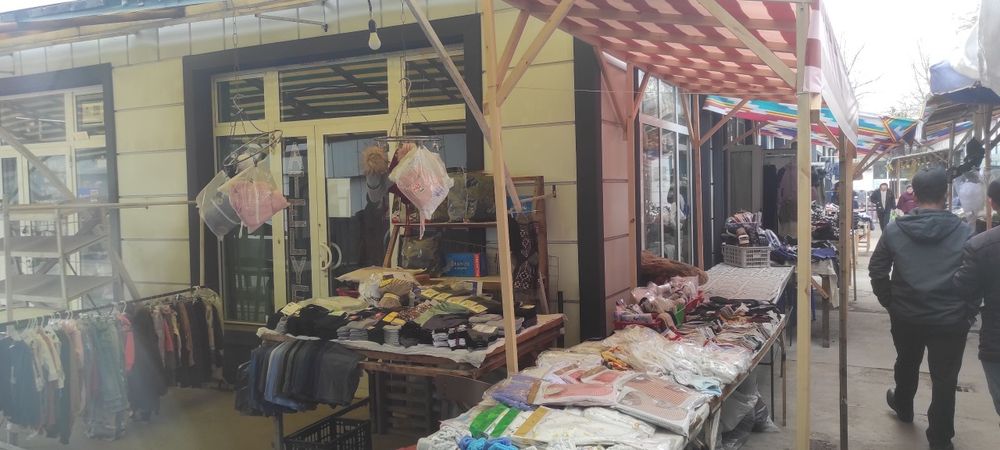 Охангарон дехкон бозори марказида дукон сотилади!!!