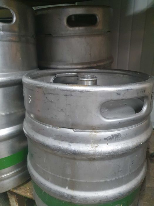 Vand 6 butoaie bere , 3 x 30 l si  3 x 50 l,  cu cana.