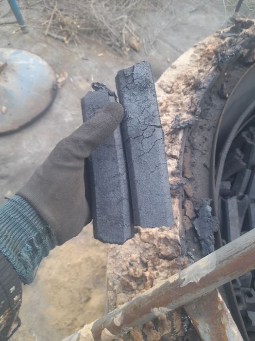 В наличаии топлевные брикеты типа Пини кей а так же дривесные угли.