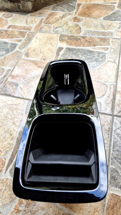 VW ID 3 центр.конзола,инд.зарядно,usb port,cup holder,антена и кука.
