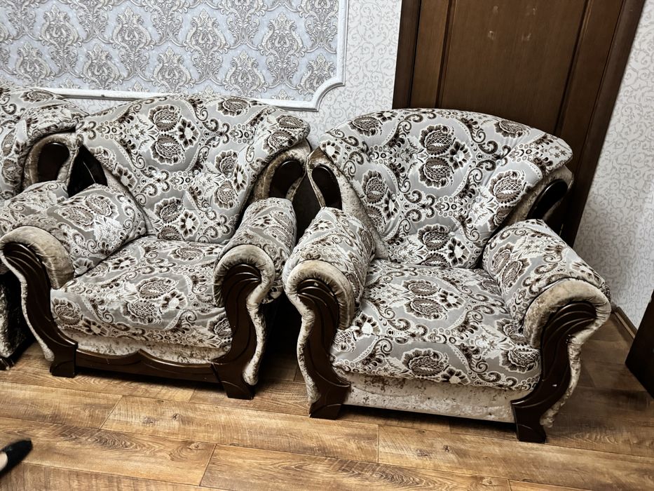 Продаю диван с креслой