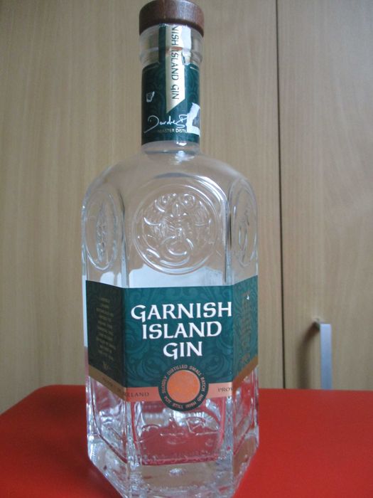 Колекция от стъклени бутилки (уиски и др.)