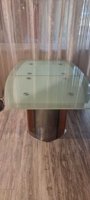 Стъклена маса за хранене