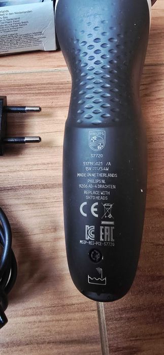 Електрическа самобръсначка Philips пълен комплект + резервна глава