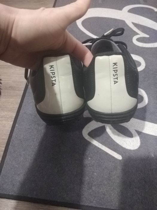 Футболни обувки за изкуствена трева