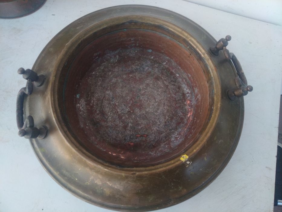 Лот от 6 броя бакърени/медни съдове.
1. Голям медна ваза 
2. Голям под