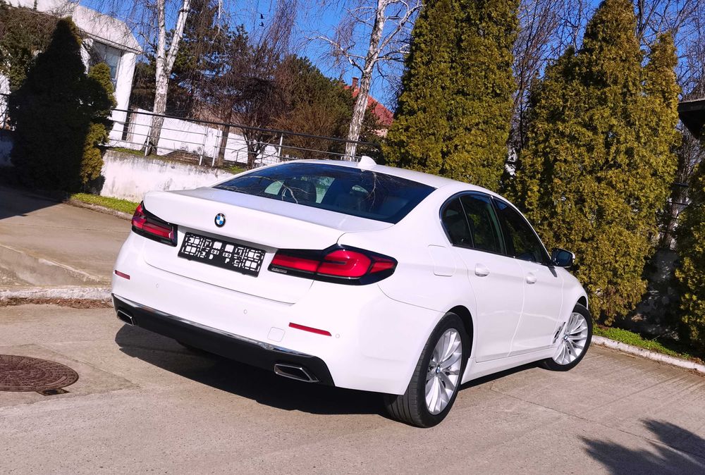 BMW 520d /Distronic/Head-Up/Ventilatie/Facelift/Luxury Line/Faruri LED