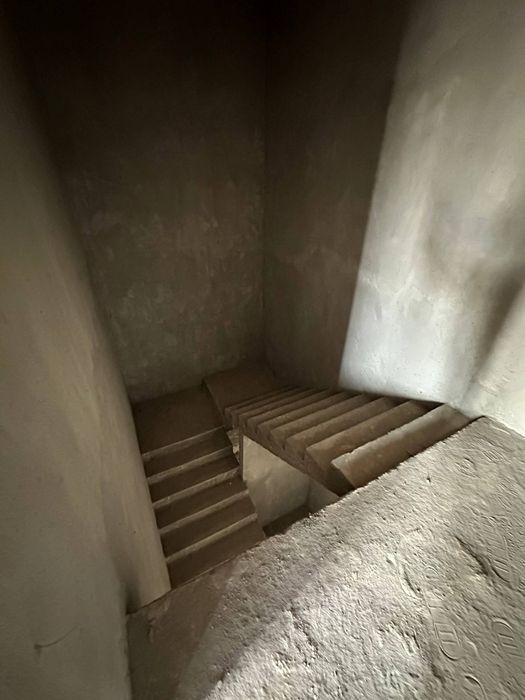 Участка сотилади, каробка ҳолатда. 4 та хона, 2 сотих. Нархи — 125 000