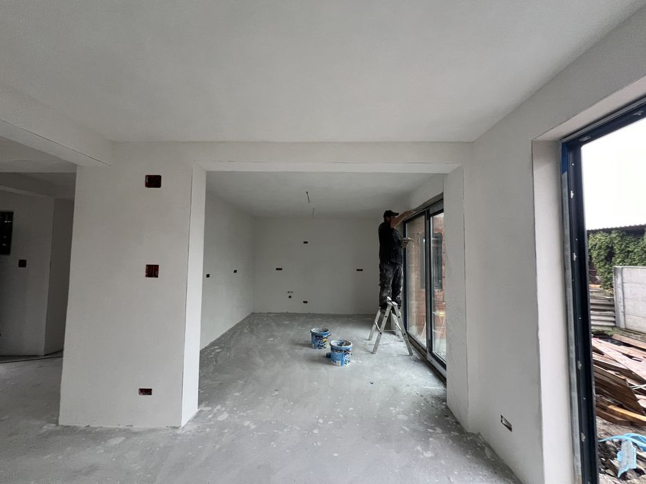 Execut Tencuială mecanizată finisaje interioare si exterioare