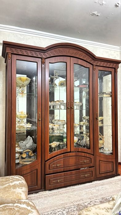 Стенка камот,ореховый  темно коричневый цвет,в идеальном состояние .