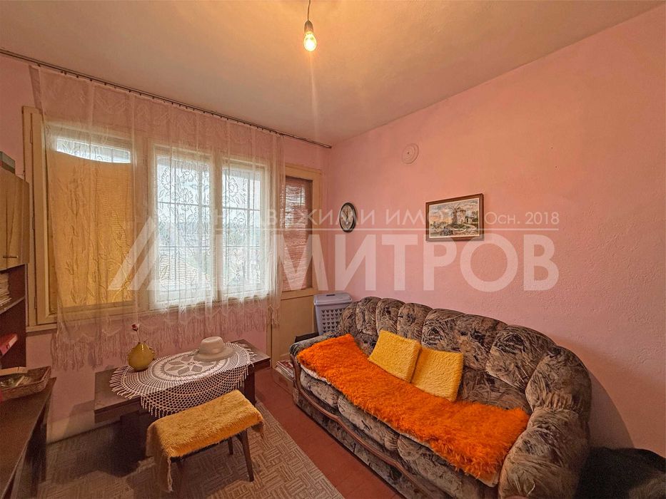 ПРОДАВА втори етаж от ДВУЕТАЖНА къща с два ГАРАЖА и КЛАДЕНЕЦ в гр. Нови пазар.