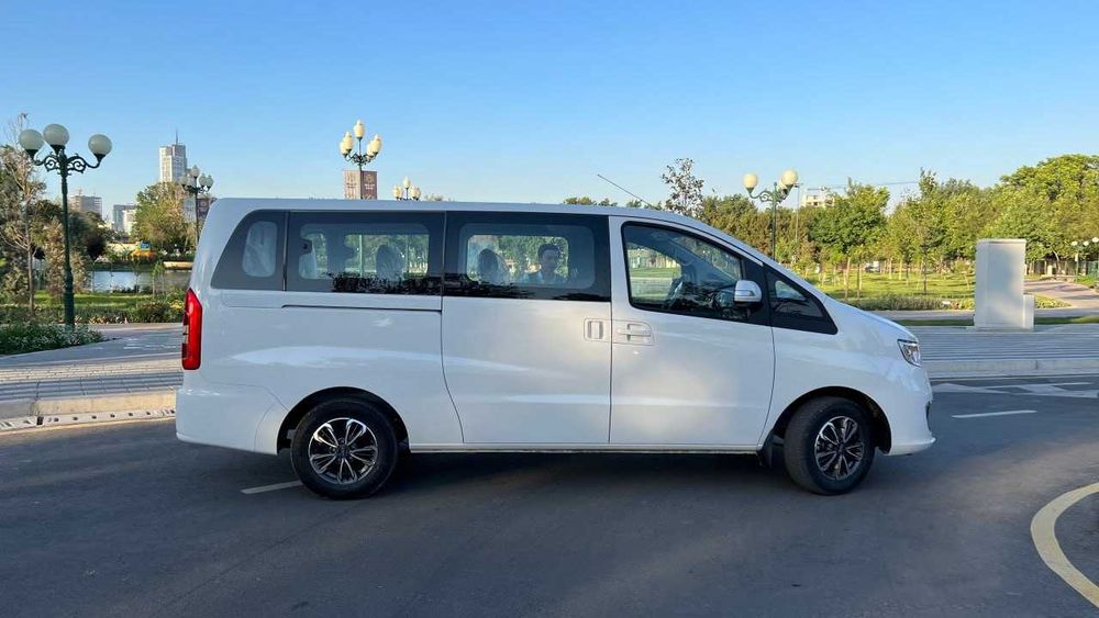 JAC M3 PLUS кўплаб қулайликларга эга бўлган  минивен