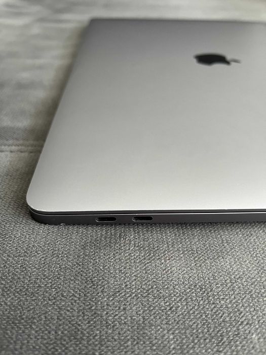 MacBook Pro 2017 15" (model A1707) defect - se vinde pentru piese