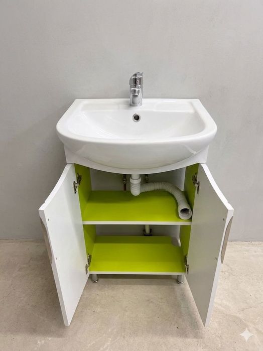 Продам тумбочку, зеркало, унитаз