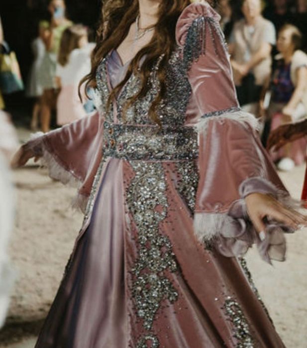 Рокля за къна,Биндаллъ