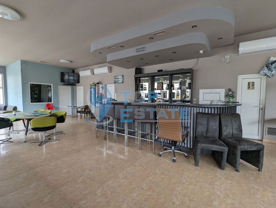 Търговска сграда на два етажа в центъра на град Златарица