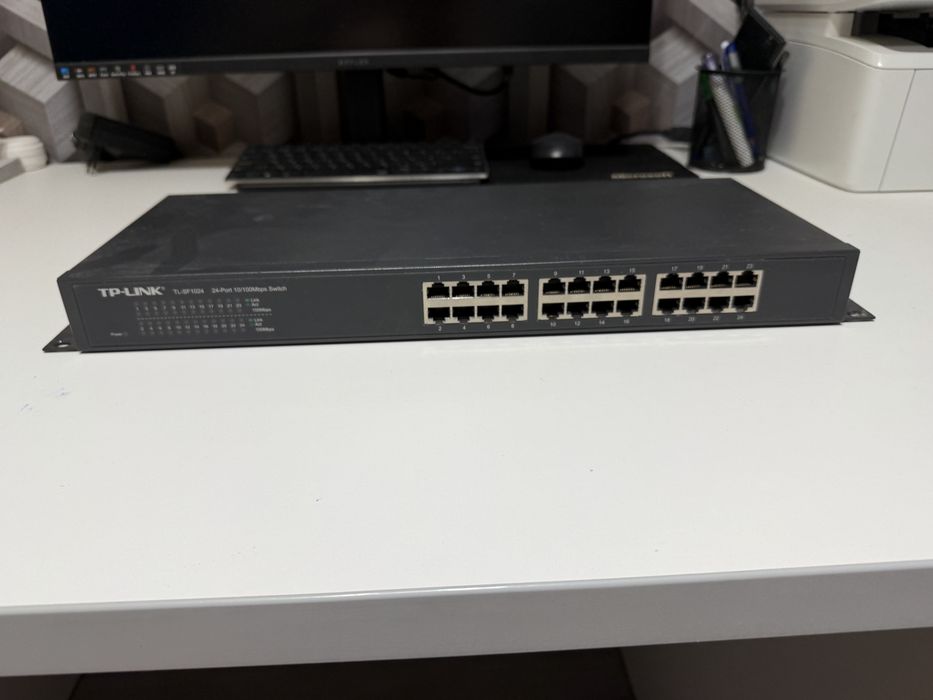 TP-Link 24-port 10/100mbps Switch