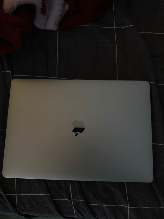 Vand MacBook Pro 2017 15Inch 16GB RAM 256GB i7 Radeon