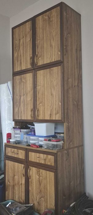 Секция с две крила.