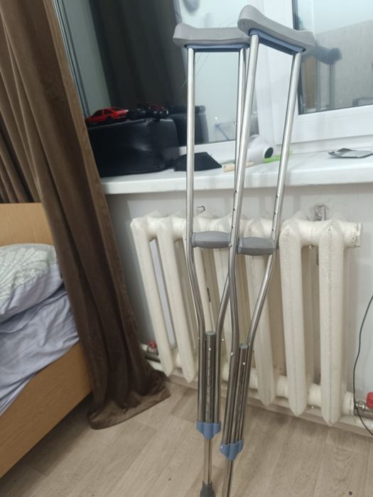 Ортез голиностопны и костыли