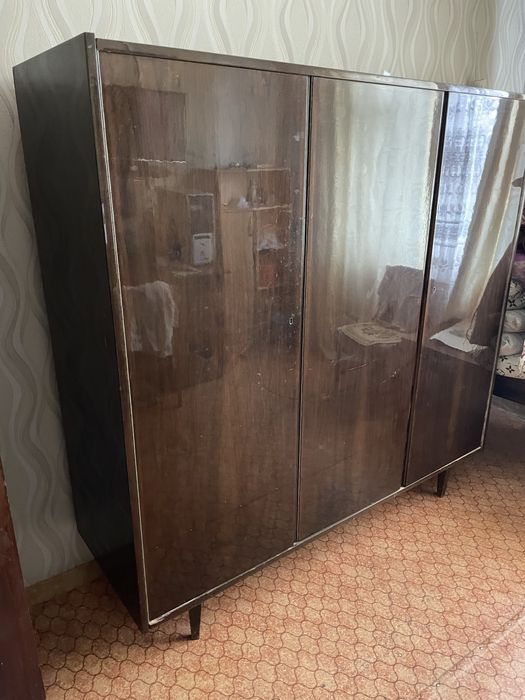 Продам столы , шкаф, вешалку , диван и многое