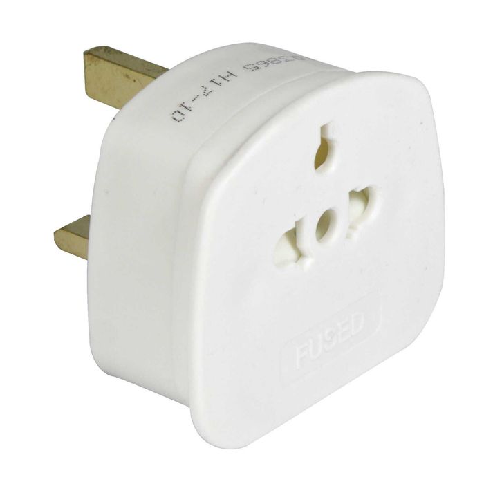 Adaptor universal. Intrare: UK standard. Iesire: European standard.