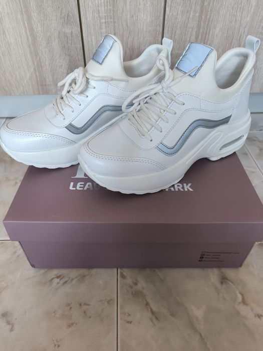 Бели спортни обувки