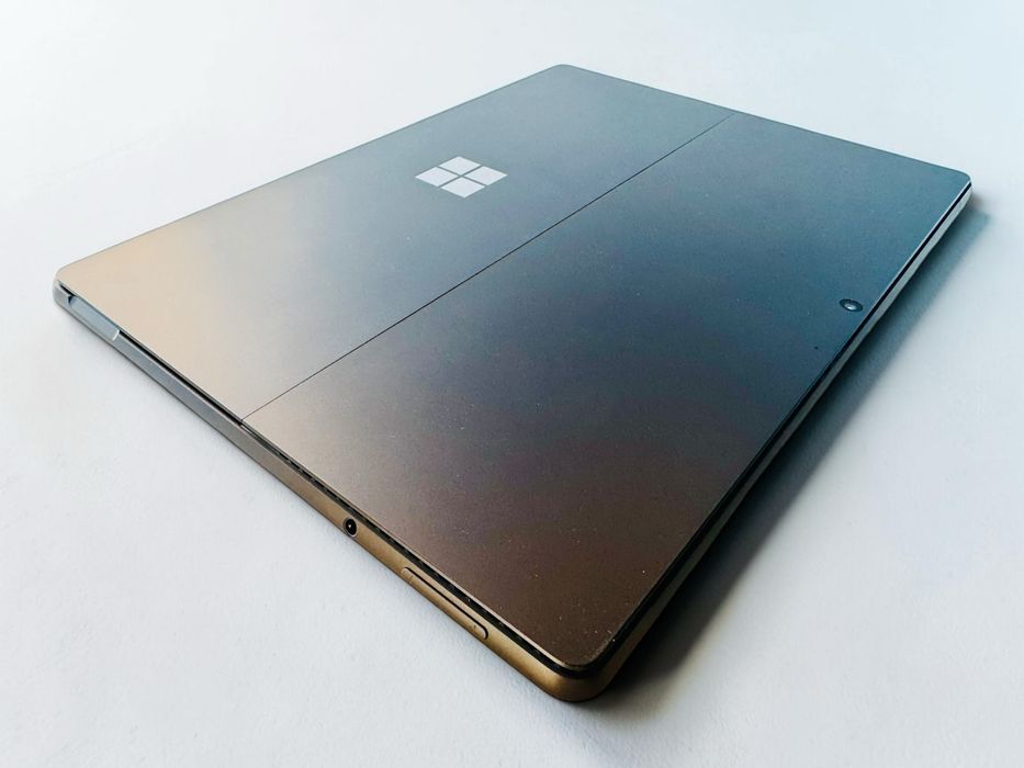 Microsoft Surface Pro 8 13" Touch i5-1145G7 8GB 256GB SSD Перфектен! Гаранция!