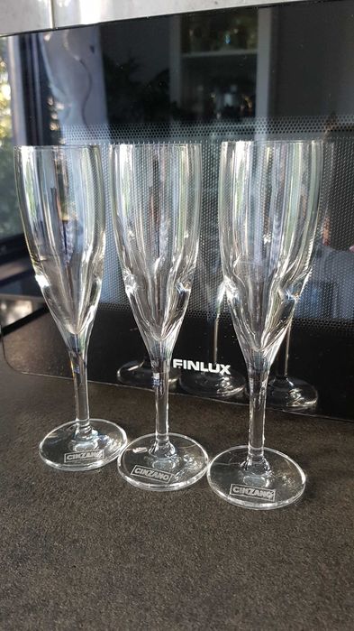 Стъклени чаши за вино, шампанско.
