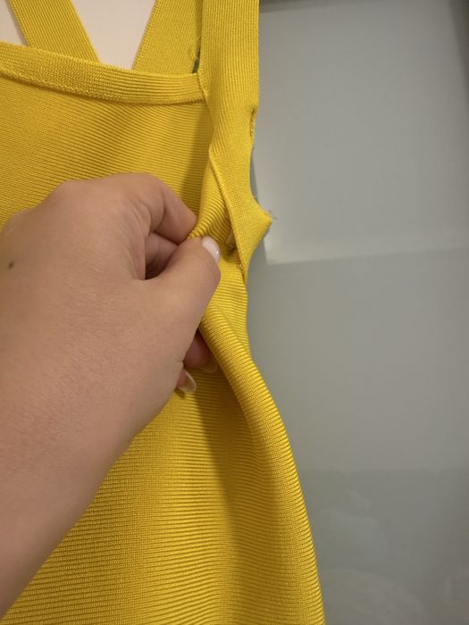Бандажна къса жълта рокля с интересен гръб ХХС-ХС