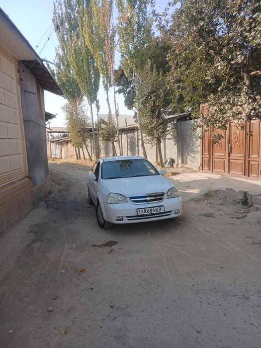 Lacetti 1.8 sotiladi