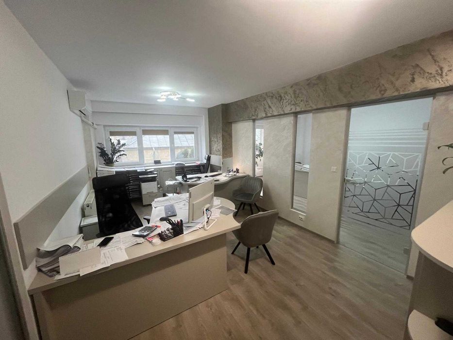 Birou ultracentral,doi in unu