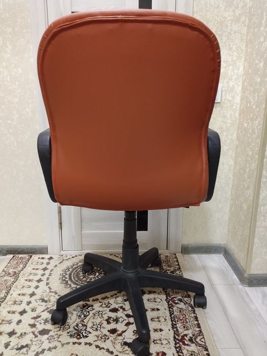 Ofis kreslo sotiladi. Kojzami yengi. Mexanizmlari ishlidi