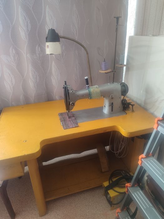 Продам швейную машинку