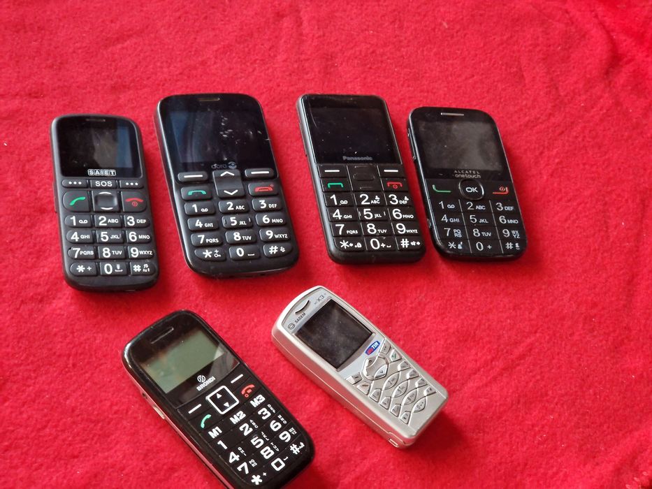 Telefon cu butoane mari pentru piese sau colecție, fără accesorii