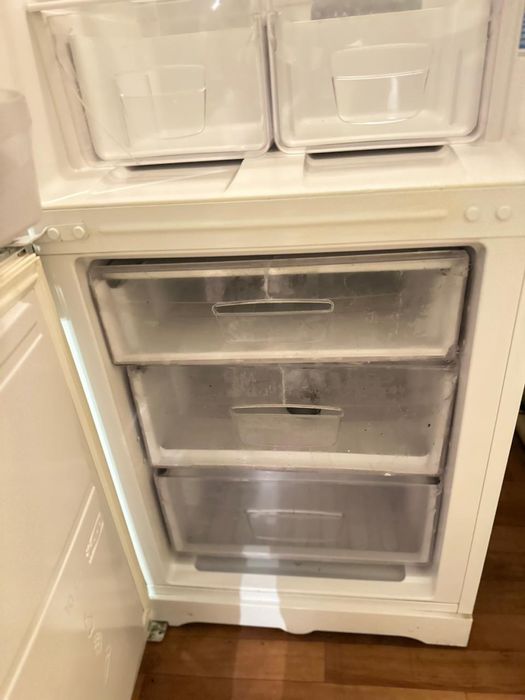 Продам Холодильник Indesit