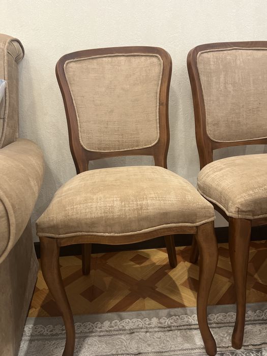 Стол и стулья в гостиную