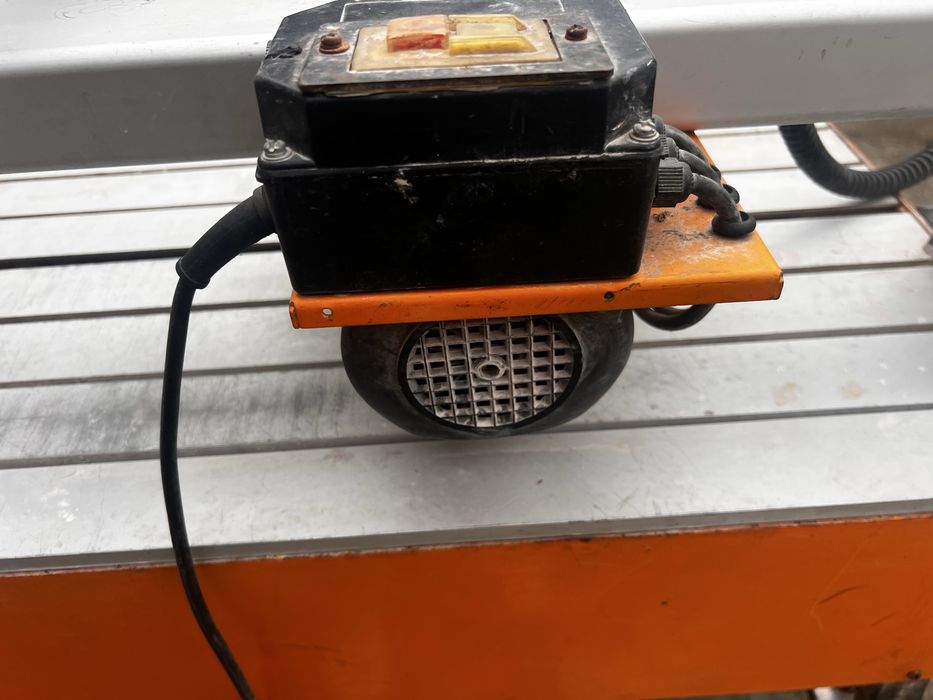 Електрическа машина за рязане на плочки с водна дюза