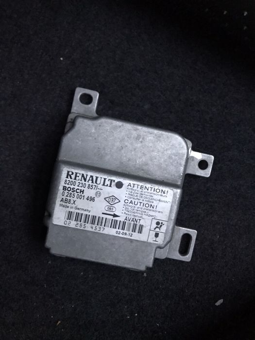 Продавам електронен блок за airbag за Рено Клио 2