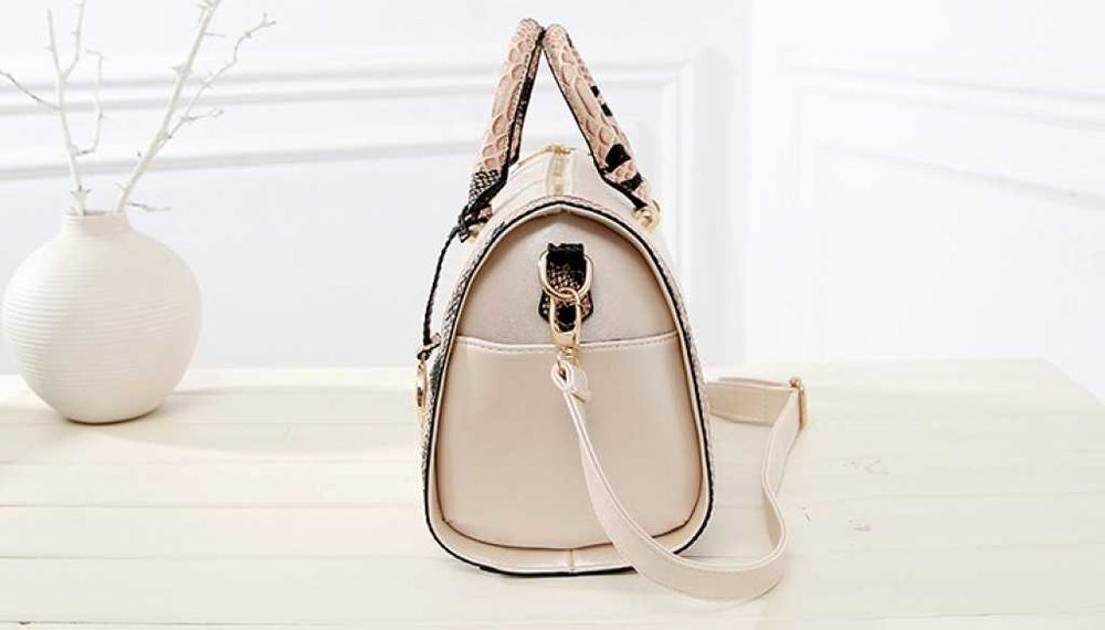 Дамска чанта с декорация от бяла змийска кожа