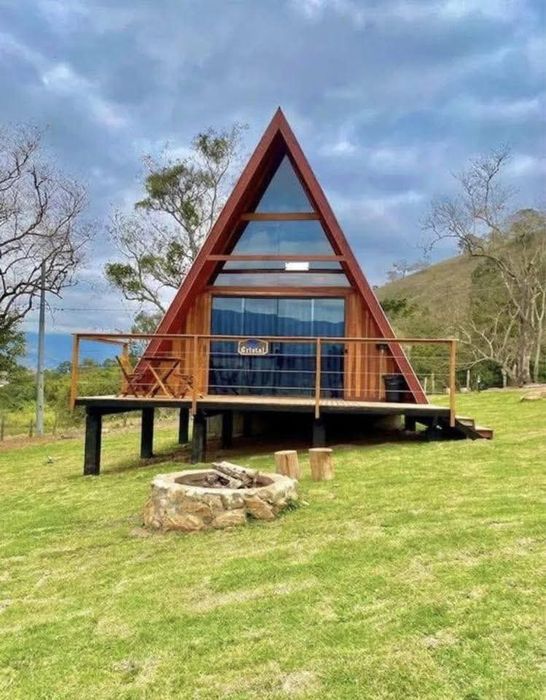 Executam cabane tip A-frame