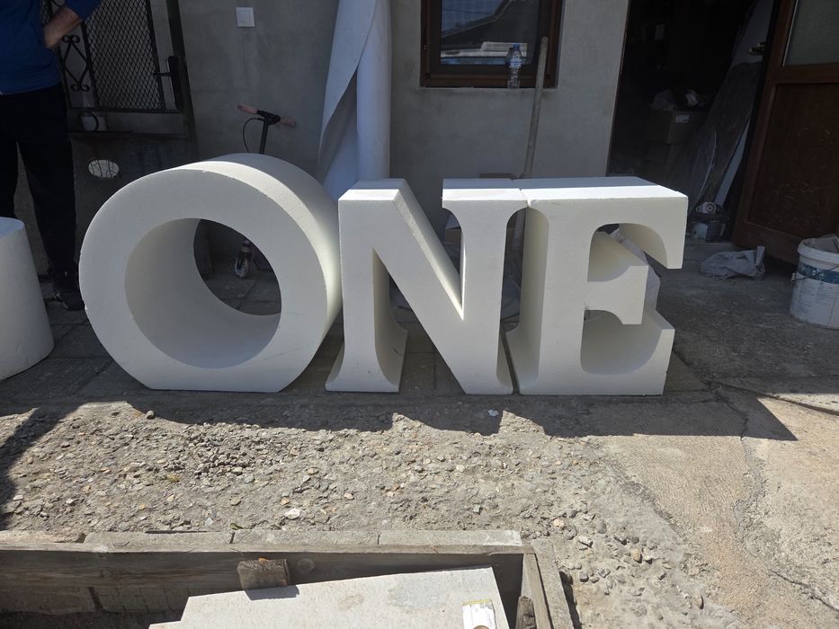 надпис ONE от стиропор
