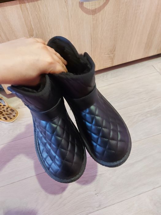 Продам угги новые