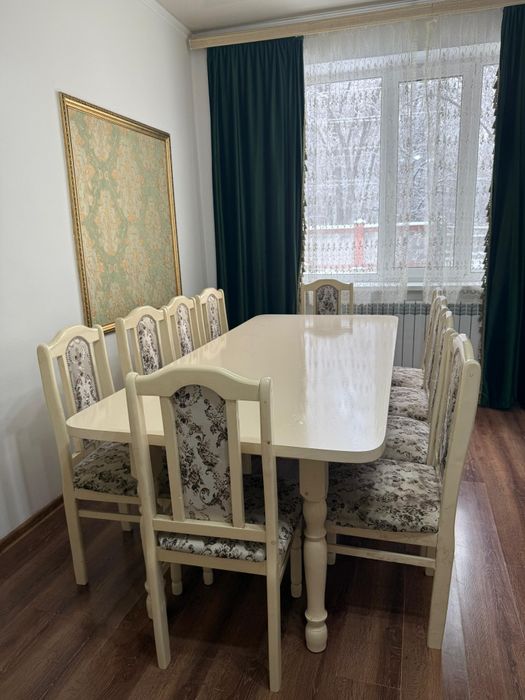 Стол со стульями