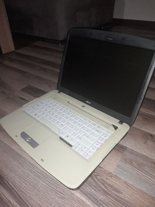 Продавам запазен лаптоп