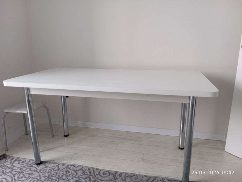 Кухонный с металическими ножками