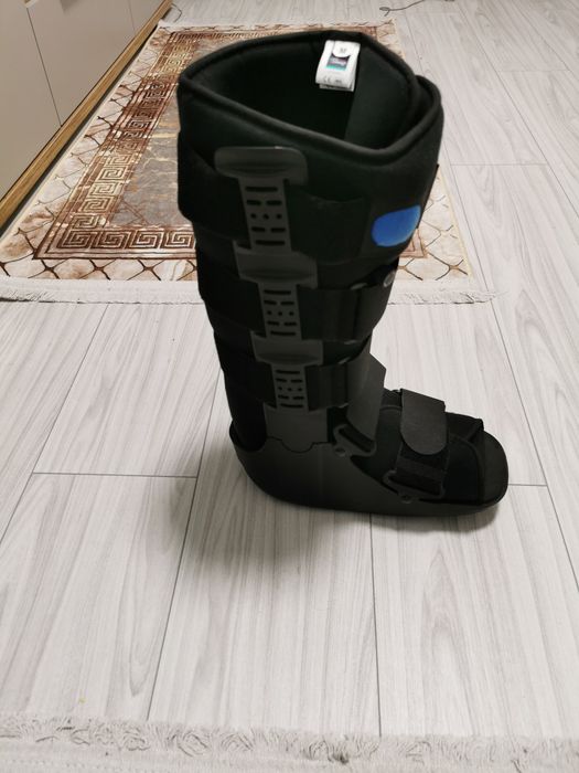 Orteza Walker cu perna de aer și carje