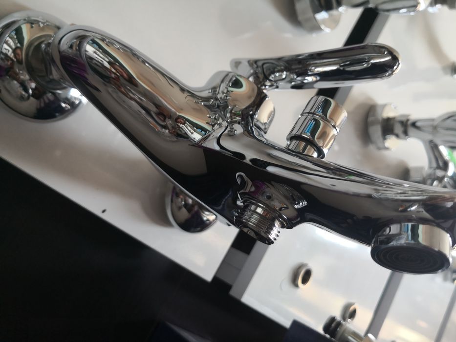 Смесител за баня с изход за слушалка