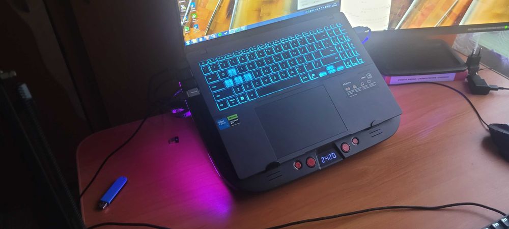 RGB Cooler/Racitor Laptop "Memo" 2420 RPM + Sursa Alimentare 12V | Compatibil cu Laptop-uri 14-17.3 Inch