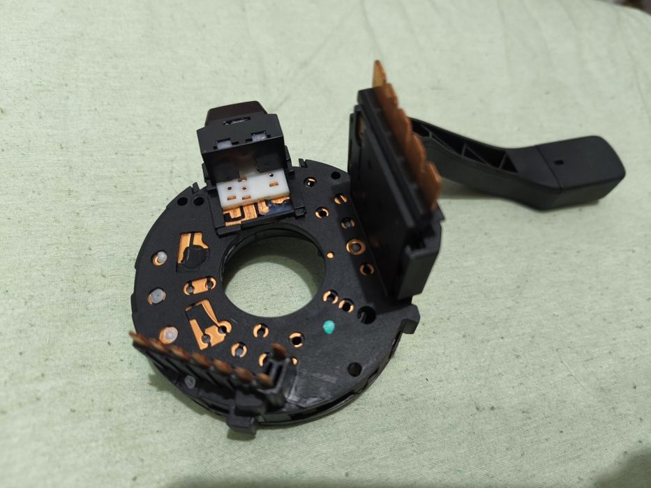 Под рулевой переключатель поворотов